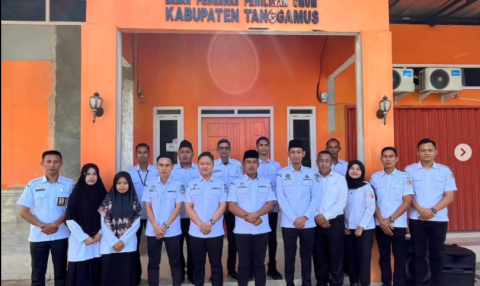 Bawaslu Kabupaten Tanggamus Gelar Apel dan Potong Tumpeng Peringati HUT ke-17 Bawaslu RI