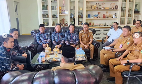Tanggamus – Bawaslu Kabupaten Tanggamus melakukan audiensi dengan Bupati Tanggamus di ruang kerja Bupati Tanggamus pada Selasa, (29/04/2025). Pertemuan tersebut berlangsung dengan penuh kehangatan dan semangat kebersamaan.  Kunjungan ini merupakan bagian dari silaturahmi kelembagaan Bawaslu sekaligus upaya mempererat koordinasi antarinstansi dalam mendukung pelaksanaan pengawasan pemilu dan pemilihan yang demokratis. Dalam kesempatan tersebut, jajaran Pemerintah Daerah Kabupaten Tanggamus turut mendampingi,