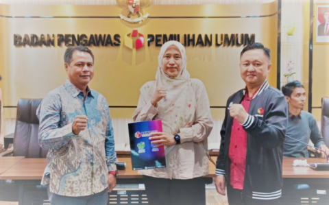Bawaslu Tanggamus Serahkan Laporan Evaluasi Program Jumat Sehati dan Jumpa Berlian, Perkuat Komitmen Pengawasan Internal