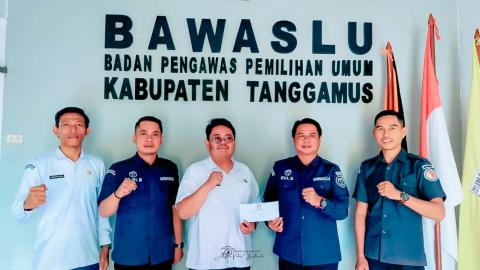KPU Tanggamus Serahkan Daftar Pemutakhiran Data Parpol SIPOL Semester II Tahun 2025 kepada Bawaslu Kabupaten Tanggamus