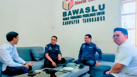 KPU Tanggamus Serahkan Daftar Pemutakhiran Data Parpol SIPOL Semester II Tahun 2025 kepada Bawaslu Kabupaten Tanggamus