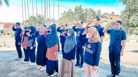 Alvindra Pimpin Apel Jumat, Tekankan Kedisiplinan Pegawai Bawaslu Tanggamus