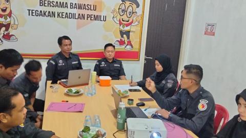 Bawaslu Tanggamus Matangkan Kesiapan Penanganan Sengketa Melalui Rapat Identifikasi Objek Sengketa dan Administrasi Penerimaan Permohonan