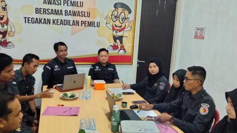 Bawaslu Tanggamus Matangkan Kesiapan Penanganan Sengketa Melalui Rapat Identifikasi Objek Sengketa dan Administrasi Penerimaan Permohonan
