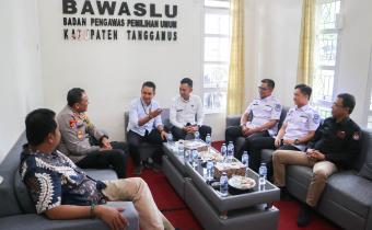 Tanggamus, 10 Januari 2024 - Dalam rangka memperkuat kerjasama dan komunikasi menjelang Pemilu 2024, Kapolres Tanggamus, AKBP Rinaldo Aser, bersama jajaran Polres Tanggamus, melakukan kunjungan silaturahmi ke Kantor Badan Pengawas Pemilu (Bawaslu) Kabupaten Tanggamus pada Rabu (10/01/2024).