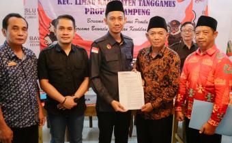 Limau, 19 Januari 2024 - Suasana Khidmat dan penuh semangat menyelimuti acara Pengukuhan Suparman sebagai Kepala Sekretariat dan Mujiono sebagai Pengelola Keuangan Panitia Pengawas Pemilihan (Panwaslu) Kecamatan Limau. Acara tersebut dihadiri oleh Ketua Bawaslu Kabupaten Tanggamus, Najih Mustofa, serta Koordinator Sekretariat, Alvindra, beserta Pelaksana Teknis Yahya Kusnandar dan Al Shimi.