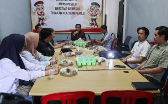 Tanggamus, 25 Januari 2024, Evi Saputra, salah satu anggota Badan Pengawas Pemilu (Bawaslu) Tanggamus, memimpin rapat yang penting di kantor Bawaslu Tanggamus. Rapat tersebut dihadiri oleh Official Saka Adhyasta Pemilu untuk membahas partisipasi Bawaslu Tanggamus dalam acara CAMP DEMOKRASI yang akan datang.