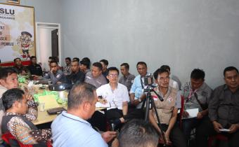 Tanggamus, 25 Januari 2024 – Badan Pengawas Pemilu (Bawaslu) Tanggamus menggelar rapat penting hari ini di aula teluk semaka kantor bawaslu tanggamus . Rapat tersebut dihadiri oleh koordinator divisi Hukum, Pencegahan, Pengawasan Partisipatif, dan Hubungan Masyarakat Panwaslu se-Kabupaten Tanggamus, serta staf. Rapat ini dilaksanakan untuk membahas Surat Edaran Nomor 4 Tahun 2024 tentang Identifikasi Tempat Pemungutan Suara (TPS) Rawan pada Pemilu 2024.