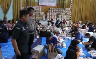 Feri Ariyanto S, Hum, selaku perwakilan Bawaslu Kabupaten Tanggamus, hadir langsung di Gudang Logistik KPU Kabupaten Tanggamus pada Senin (08/01/2024).