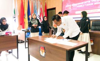 Tanggamus, 10 Januari 2024 - Aula KPU Kabupaten Tanggamus menjadi saksi pertemuan yang penuh sinergi, Rabu (10/01/2024), saat Ketua dan Anggota Bawaslu Kabupaten Tanggamus turut hadir dalam Rapat Koordinasi TPS Lokasi Khusus Pemilu Tahun 2024. Kebersamaan ini dihadiri oleh berbagai pihak, termasuk KPU Kabupaten Tanggamus, Disdukcapil Kabupaten Tanggamus, Rutan Kelas IIB Kotaagung, Lapas Kelas IIB Kotaagung, dan Sekolah Usaha Perikanan Menengah (SUPM) Kotaagung.