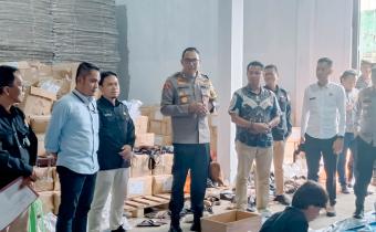 Tanggamus, 10 Januari 2024 - Kunjungan bersama oleh Najih Mustofa Ketua Bawaslu didampingi ALVINDRA Koordinator Sekretariat bawaslu, dan Ketua KPU, disertai AKBP RINALDO ASER Kapolres Tanggamus, menjadi momen penting dalam pengawasan pelipatan surat suara Pemilu 2024 di Gudang KPU Kabupaten Tanggamus. Dalam kesempatan tersebut, Kapolres Tanggamus memberikan arahan kepada pekerja yang tengah sibuk melipat surat suara, sambil menegaskan pentingnya melaporkan surat suara yang rusak kepada panitia.