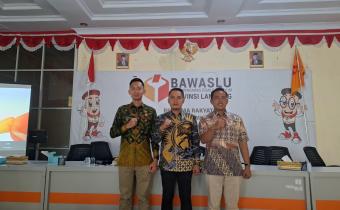 Bandar Lampung, 11 Januari 2024 - Badan Pengawas Pemilu (Bawaslu) Provinsi Lampung intensif melakukan langkah-langkah strategis guna memastikan kelancaran proses logistik Pemilu 2024 di wilayah tersebut. Dalam rangka optimalisasi pengawasan, Bawaslu Provinsi Lampung menggelar kegiatan Rapat Hasil Pengawasan Pengadaan dan Pendistribusian Surat Suara Presiden dan Anggota DPD di Kabupaten/Kota.