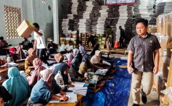 Tanggamus, 12 Januari 2024 - Kordinator Divisi Sumber Daya Manusia dan Organisasi (Kordiv SDMO) Bawaslu Tanggamus, Feri Ariyanto, menunjukkan dedikasinya yang luar biasa dalam menjalankan tugas pengawasan pelipatan surat suara untuk pemilihan yang segera datang. Hingga hari terakhir, 12 Januari 2024, Feri Ariyanto masih terus memastikan kelancaran proses tersebut.