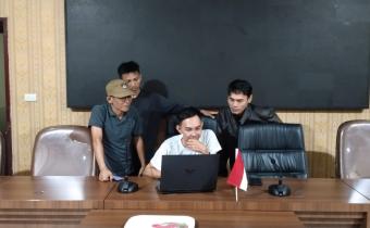 Tanggamus, 12 Januari 2023 - Momentum krusial melanda Kabupaten Tanggamus ketika Badan Pengawas Pemilu (Bawaslu), yang dipimpin oleh Wedi Yansyah (Anggota Bawaslu Kab. Tanggamus) dan Apriyandi (Staf Teknis Bawaslu Kab. Tanggamus), menjalankan tugas pengawasan dengan cermat terhadap Laporan Akhir Dana Kampanye (LADK) di Kantor Komisi Pemilihan Umum (KPU) Kabupaten Tanggamus. Sampai dini hari Pukul : 00:00 Wib.