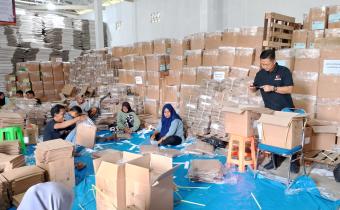 Anggota Badan Pengawas Pemilu (Bawaslu) Kabupaten Tanggamus, Feri Ariyanto, beserta stafnya aktif terlibat dalam pengawasan penyortiran sampul surat suara Pemilu tahun 2024. Kegiatan ini dilakukan oleh Komisi Pemilihan Umum (KPU) Kabupaten Tanggamus di gudang logistik utama pada hari Minggu, 14 Januari.