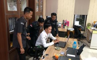 Kotaagung, 16 Januari 2024 - Anggota Badan Pengawas Pemilu (Bawaslu) Kabupaten Tanggamus, Evi Saputra, melaksanakan pengawasan terhadap penginputan Daftar Pemilih Tambahan (DPTb) di Kantor Komisi Pemilihan Umum (KPU) Kabupaten Tanggamus pada Senin, 15 Januari 2023.