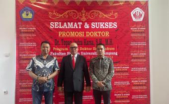 Tanggamus, 16 Januari 2024 - Ketua Badan Pengawas Pemilihan Umum (Bawaslu) Kabupaten Tanggamus, Najih Mustofa, menghadiri undangan ujian terbuka promosi doktor anggota Tim Pemeriksa Daerah (TPD) Provinsi Lampung. Acara tersebut berlangsung di Gedung B, lantai 2, Program Studi Doktor Ilmu Hukum, Ruang 1, Universitas Lampung pada tanggal 16 Januari 2024.
