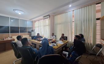 Tanggamus, 17 Januari 2024, Ketua Badan Pengawas Pemilu (Bawaslu) Tanggamus, Najih Mustofa, dan Alvindra, Koordinator Sekretariat Bawaslu Tanggamus, menggelar rapat persiapan terkait hibah lahan untuk Kantor Bawaslu Tanggamus. Rapat tersebut diadakan bersama Badan Pertanahan Nasional (BPN) Kabupaten Tanggamus, Kepala Bagian Hukum Setdakab. Tanggamus, dan Kepala Bidang Aset Badan Pengelola Keuangan dan Aset Daerah (BPKD) Tanggamus.