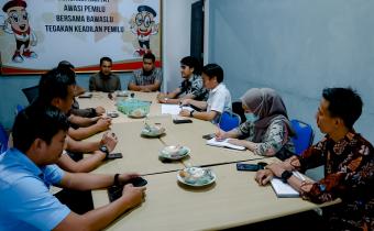 Tanggamus, 18 Januari 2024 - Ruang rapat Bawaslu Kabupaten Tanggamus - Rabu, 18 Januari 2024, digelarnya Rapat  Rutin Sentra Gakkumdu. Acara ini dihadiri oleh berbagai pihak, termasuk Ketua Bawaslu Kabupaten Tanggamus Najih Mustofa serta Anggota Bawaslu Tanggamus, Wedi Yansyah.