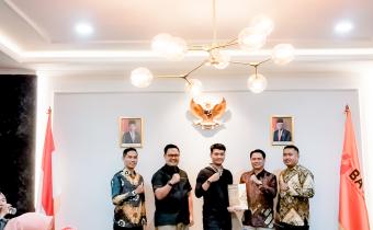Tanggamus, 19 Februari 2024 - Seiring dengan Surat Ketua Bawaslu Nomor 15/HK/K1/01/2024 tanggal 5 Januari 2024, yang meminta Laporan Pengawasan Pencalonan Anggota DPR, DPD, DPRD Provinsi, dan DPRD Kabupaten/Kota, Evi Saputra, anggota Bawaslu Kabupaten Tanggamus bersama Heri dan Budi dari Divisi Hukum, secara resmi menyampaikan Laporan Pengawasan tersebut ke Bawaslu Republik Indonesia.