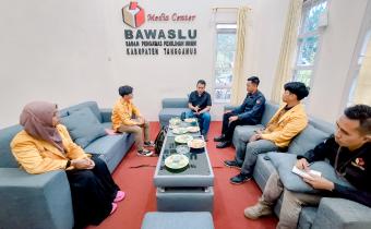 Kotaagung Timur - Najih Mustofa, Ketua Bawaslu Kabupaten Tanggamus terima Audiensi dari Pimpinan Daerah Ikatan Pemuda Muhammadiyah Kabupaten Tanggamus. 19/01/2024.