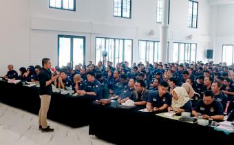 Tanggamus, 23 Januari 2024 - Dalam upaya menghadapi Pemilihan Umum (Pemilu) Tahun 2024 dengan langkah-langkah strategis, Komisi Pemilihan Umum (KPU) Kabupaten Tanggamus menggelar Training of Trainers (TOT) Fasilitator bagi Panitia Pemilihan Kecamatan (PPK) dan Panitia Pemilihan Desa (PPS). Acara yang berlangsung pada tanggal 23 Januari 2024 ini diadakan di Hotel The Royal Gisting, Jln. Mes Pemda Kecamatan Gisting, Kabupaten Tanggamus.
