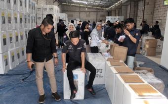 Tanggamus, 23 Januari 2024 - Dalam rangka memastikan kelancaran dan keberlangsungan Pemilihan Umum (Pemilu) 2024, Ketua Badan Pengawas Pemilu (Bawaslu) Kabupaten Tanggamus, Najih Mustofa, bersama dengan anggota Bawaslu, Wedy Yansyah, melakukan uji kualitas ketahanan kotak suara di Gudang Komisi Pemilihan Umum (KPU) Tanggamus pada hari ini, Rabu (23/01/2024).