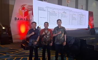 Solo, Kamis (25/1/2024) - Najih Mustofa, Ketua Bawaslu Tanggamus, bersama anggota Bawaslu Tanggamus, Feri Ariyanto, dan Koordinator Sekretariat Bawaslu Tanggamus, Alvindra, menghadiri acara penting dalam persiapan Pemilu 2024 di Solo. Acara yang bertajuk "Konsolidasi Nasional Evaluasi Manajemen Pengawasan Proses Tahapan Logistik Pemilu dan Persiapan Pengawasan Tahapan Pemungutan dan Perhitungan Suara" ini menjadi momen penting dalam memastikan integritas dan kebenaran proses pemilu mendatang.