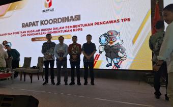 Semarang, 30 Januari 2024 - Dalam rangka menyongsong Pemilihan Umum Serentak tahun 2024, Ketua Bawaslu Tanggamus, Najih Mustofa, didampingi oleh anggota Bawaslu Tanggamus lainnya, Evi Saputra dan Fery Ariyanto, serta Koordinator Sekretariat Alvindra, turut menghadiri acara Rapat Koordinasi Evaluasi dan Pemetaan Masalah Hukum Dalam Pembentukan Pengawas TPS dan Pengawasan Pembentukan KPPS.