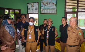 Tanggamus, 13 Februari 2024 - Dalam upaya memastikan kesiapan Tempat Pemungutan Suara (TPS) menjelang hari pemungutan suara yang jatuh pada tanggal 14 Februari 2024, Ketua Badan Pengawas Pemilu (Bawaslu) Tanggamus, Najih Mustofa, bersama Bupati Tanggamus, Mulyadi Irsan, melaksanakan kunjungan ke salah satu TPS di Kabupaten Tanggamus.