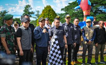 Tanggamus, 11 Februari 2024 - Badan Pengawas Pemilihan Umum (Bawaslu) Kabupaten Tanggamus menggelar "Apel Siaga Patroli Pengawasan Masa Tenang" sebagai bagian dari persiapan optimalisasi pelaksanaan Pemilu Tahun 2024. Acara ini dihadiri oleh sejumlah tokoh penting, termasuk Anggota Bawaslu Provinsi Lampung, jajaran Panitia Pengawas Kecamatan (Panwascam), Komisi Pemilihan Umum (KPU) Kabupaten Tanggamus, serta perwakilan pemerintah dan lembaga terkait.