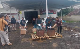 Tanggamus, 13 Februari 2024 - Anggota Badan Pengawas Pemilu (Bawaslu) Kabupaten Tanggamus, Feri Ariyanto, S.Hum, menghadiri kegiatan pemusnahan surat suara rusak dan tidak terpakai di gudang Komisi Pemilihan Umum (KPU) Tanggamus pada Selasa, 13 Februari 2024. Acara tersebut juga dihadiri oleh berbagai pihak terkait, termasuk Polres Tanggamus, Kejaksaan, dan Kodim Tanggamus.