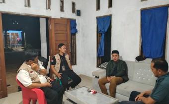 Tanggamus, 13 Februari 2024 - Menjelang hari H pemungutan suara pada tanggal 13 Februari 2024, Ketua Badan Pengawas Pemilu (Bawaslu) Tanggamus, Najih Mustofa, memimpin langsung monitoring pelaksanaan patroli masa tenang oleh Panitia Pengawas Pemilihan Kecamatan (Panwaslu) di Kecamatan Pulau Panggung. Dalam upaya menjaga kelancaran dan keadilan pemilu, patroli ini dilakukan bahkan pada malam hari.