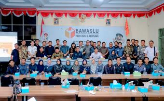 Bandar Lampung, 5 Februari 2024 - Bawaslu Provinsi Lampung menggelar rapat koordinasi dan evaluasi guna meninjau pelaksanaan fungsi penanganan pelanggaran pada pengawasan tahapan kampanye Pemilu Tahun 2024. Acara yang digelar di Ruang Rapat Pepadun Kantor Bawaslu Provinsi Lampung pada pukul 09:00 WIB ini menghadirkan berbagai pihak terkait, termasuk IKHWANUDDIN dan WEDI YANSYAH, anggota Bawaslu Tanggamus, serta para pelaksana teknis.
