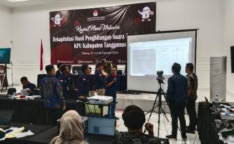 Tanggamus, 5 Maret 2024 - Rapat rekapitulasi hasil penghitungan perolehan suara di tingkat kabupaten untuk Pemilihan Umum Tahun 2024 di Kabupaten Tanggamus berlangsung dari Selasa hingga Kamis, 27 Februari hingga 4 Maret 2024. Acara yang digelar di Royal Hotel, Gisting ini menjadi sorotan utama masyarakat setempat karena kehadiran Badan Pengawas Pemilu (Bawaslu) Kabupaten Tanggamus yang turut serta dalam pengawasan proses tersebut.