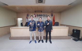Jakarta, 11 Maret 2023 - Badan Pengawas Pemilu (Bawaslu) kembali mengambil langkah strategis dalam memastikan kelancaran dan keberlangsungan Pemilihan Umum 2024 dengan menggelar rapat penyiapan data pengawasan rekapitulasi nasional. Acara yang digelar mulai Jumat hingga Selasa ini diharapkan dapat menjadi momentum penting dalam memperkuat sistem pengawasan.  Rapat yang dilaksanakan di Ruang Rapat Lantai 5, Gedung Sekretariat Bawaslu RI, Jakarta, ini dihadiri oleh ketua Bawaslu Tanggamus Najih Mustofa bersam