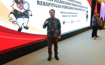 Jakarta, 15 Maret 2024 - Evi Saputra, seorang anggota Badan Pengawas Pemilihan Umum (Bawaslu) dari Tanggamus, Lampung, bersama dengan stafnya, Heri, telah menghadiri Rapat Koordinasi Nasional Penanganan Pelanggaran Tahapan Pemungutan dan Rekapitulasi Perolehan Suara Pemilu 2024. Acara ini diselenggarakan oleh Bawaslu Republik Indonesia untuk mempersiapkan tahapan rekapitulasi hasil pemilu yang akan datang.