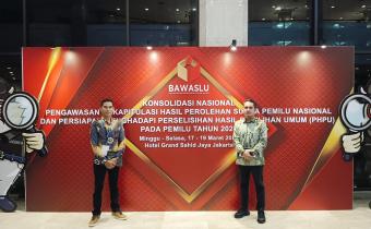 Tanggamus, 20 Maret 2024 - Ketua Badan Pengawas Pemilu (Bawaslu) Tanggamus, Najih Mustofa, beserta salah satu stafnya, Budi, telah turut serta dalam Konsolidasi Nasional Pengawasan Rekapitulasi Hasil Perolehan Suara Pemilu Nasional dan Persiapan Menghadapi Perselisihan Hasil Pemilihan Umum (PHPU) pada Pemilu Tahun 2024. Acara yang berlangsung dari tanggal 17 hingga 19 Maret 2024 di Hotel Grand Sahid Jaya, Jakarta, menegaskan komitmen Bawaslu dalam menjalankan amanat yang diatur oleh Undang-Undang Nomor 7 Ta