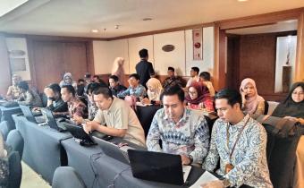 Jakarta, 24 Maret 2024 – Anggota Badan Pengawas Pemilu (Bawaslu) Kabupaten Tanggamus, Evi Saputra, beserta stafnya, Heri, telah menghadiri dengan penuh semangat Rapat Kordinasi Nasional untuk Penyusunan dan Penyiapan Bahan Awal Perselisihan Hasil Pemilihan Umum Tahun 2024. Kehadiran mereka menjadi salah satu wujud komitmen dalam menjaga integritas dan transparansi dalam proses demokrasi di Indonesia.  Rapat yang berlangsung dari Jumat hingga Minggu, 22-24 Maret 2024, di Hotel Grand Sahid Jaya, Jakarta