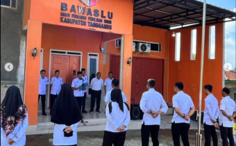 Bawaslu Kabupaten Tanggamus Gelar Apel dan Potong Tumpeng Peringati HUT ke-17 Bawaslu RI