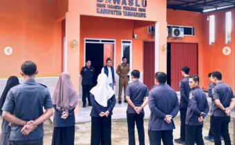 Ketua Bawaslu Tanggamus Pimpin Apel Pagi, Tekankan Pentingnya Kesehatan dan Kekompakan Tim