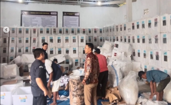 Bawaslu Tanggamus Awasi Proses Pengosongan Kotak Suara Pasca Pilkada Serentak 2024