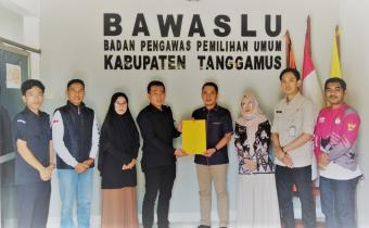 KPU Tanggamus Serahkan Berita Acara Perbaikan Daftar Pemilih Berkelanjutan Triwulan IV kepada Bawaslu Tanggamus