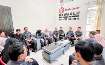 Rapat Awal Tahun 2026, Ketua Bawaslu Tanggamus Berikan Motivasi dan Semangat Baru kepada Jajaran Sekretariat