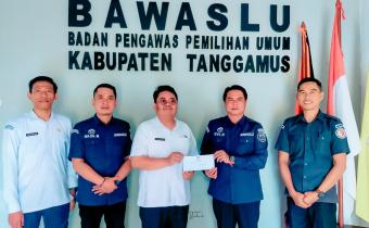 KPU Tanggamus Serahkan Daftar Pemutakhiran Data Parpol SIPOL Semester II Tahun 2025 kepada Bawaslu Kabupaten Tanggamus