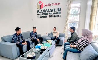 Akademisi Fakultas Hukum Universitas Mitra Lampung Lakukan Kunjungan Studi Kelembagaan ke Bawaslu Tanggamus