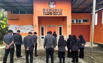 Apel Pagi Bawaslu Tanggamus: Awali Pekan dengan Semangat, Perkuat Integritas dan Soliditas Kerja