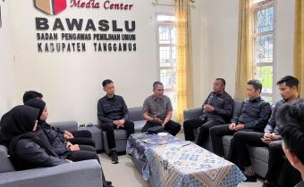 Evaluasi Kerja Mingguan, Ketua Bawaslu Tanggamus Tekankan Pentingnya Kerja Cerdas dan Berkualitas