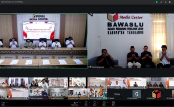 Bawaslu Tanggamus Ikuti Penandatanganan Dokumen Indikator Kinerja Utama Pengawas Pemilu Se-Provinsi Lampung